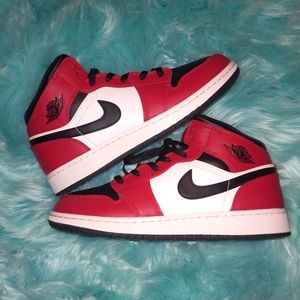 Air Jordan 1 Mid 'Chicago Black Toe'
